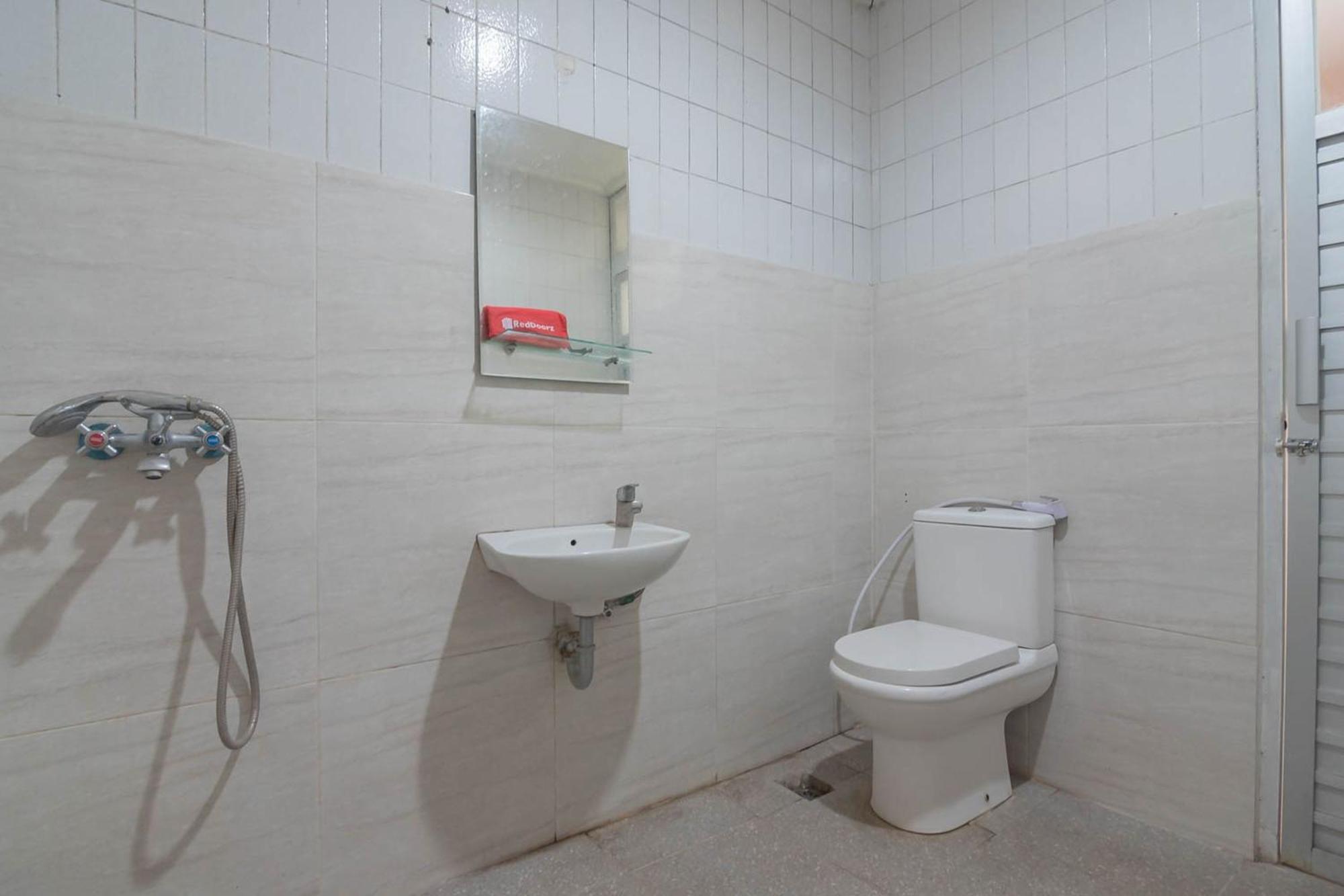 RedDoorz At Jalan Raya Lembang Hotel Padasul Bilik gambar